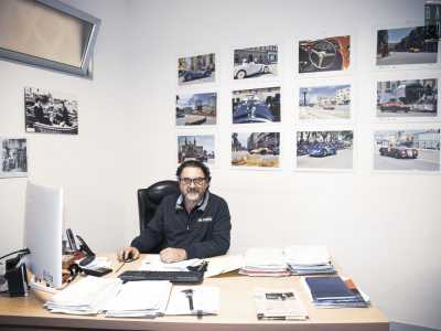 �La nostra � una storia che dura ormai da tre generazioni � ci racconta il 48enne Francesco Del Vecchio, titolare dal 1989 �. Tutto cominci� con mio padre Nicola nel dicembre 1967. Aveva 24 anni e improvvisamente, dopo una vita nel mondo dell�autoriparazione, si ritrov� disoccupato e cos� decise di aprirsi un negozio tutto suo�